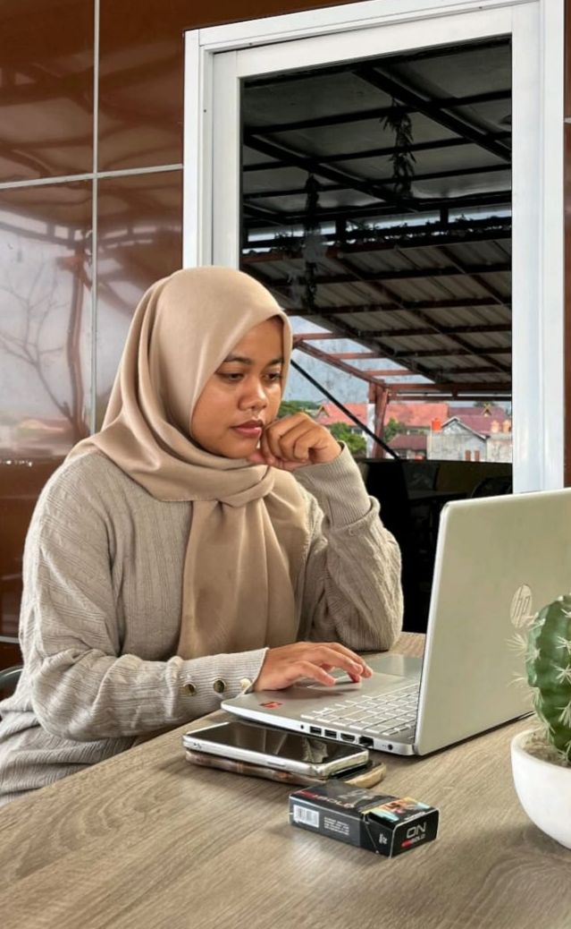 Putri Dalianti - Chief Marketing Officer
